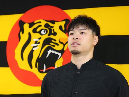 取材に応じる佐藤輝（撮影・山口登）