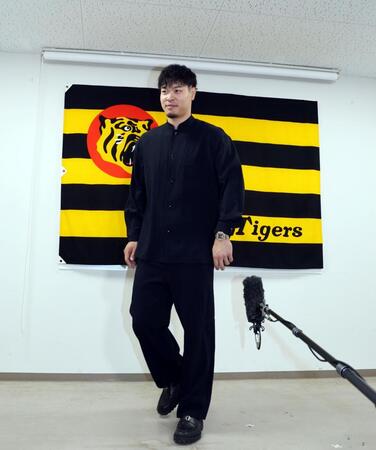 取材に応じ退出する佐藤輝（撮影・山口登）