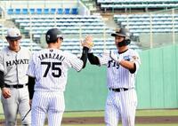 　７回、適時打を放った立石（右）は塁上で山崎２軍内野守備走塁コーチ（７５）とハイタッチする