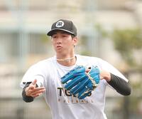 守備練習に取り組む今朝丸（撮影・西田忠信）
