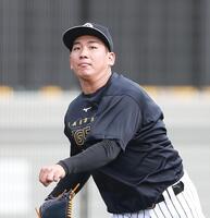 キャッチボールで調整する伊原（撮影・西田忠信）
