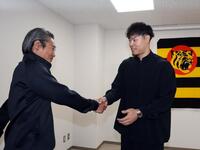 嶌村球団本部長（左）から激励を受ける佐藤輝（撮影・山口登）