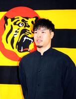 取材に応じる佐藤輝（撮影・山口登）