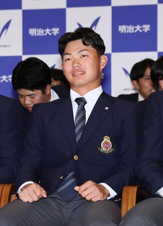 中継を見守る明大・榊原七斗（撮影・中島達哉）