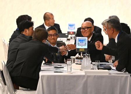 明大・榊原七斗を単独指名して握手する藤川監督ら阪神首脳陣（撮影・堀内翔）