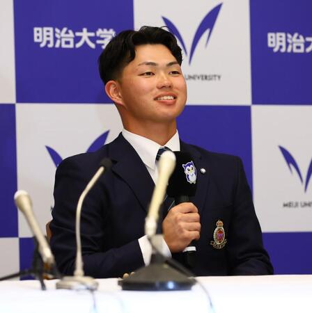 阪神からドラフト１位指名を受け、会見で笑顔を見せる明大・榊原七斗（撮影・中島達哉）