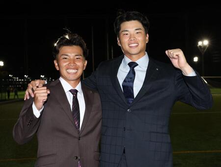 東京ガスから２人がプロ野球へ。肩を組むヤクルト１位・藤沢涼介（右）と阪神６位指名・越川海翔（撮影・佐々木彰尚）