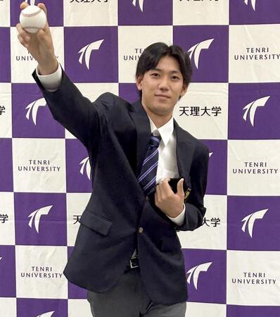 阪神から４位指名を受け、ポーズを決める天理大・的場