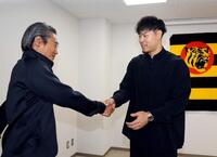 　嶌村球団本部長（左）から激励を受ける佐藤輝（撮影・山口登）