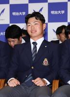 中継を見守る明大・榊原七斗（撮影・中島達哉）