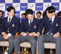 阪神から１位指名を受け、明大・松本直（右）と岡田啓吾（左）から祝福され、安どの表情を見せる榊原七斗（撮影・中島達哉）