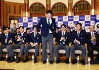 阪神から１位指名を受け、明大ナインから拍手を送られる榊原七斗（中央）＝撮影・中島達哉