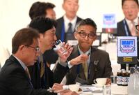 ２位指名の前に水を飲みながらリラックスした様子をみせる藤川監督（撮影・堀内翔）