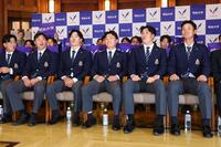 阪神からドラフト１位指名をされた明大・榊原七斗（中央右）＝撮影・中島達哉