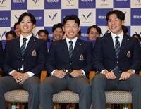 阪神から１位指名され、笑顔を見せる明大の榊原七斗（中）