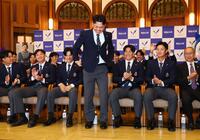 阪神からドラフト１位指名を受け、明大ナインから祝福される明大・榊原七斗（中央）＝撮影・中島達哉