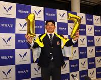 阪神からドラフト１位指名を受け、笑顔で記念撮影に応じる明大・榊原七斗（撮影・中島達哉）