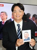 恩師の遺影とともに笑顔を見せる常深颯大