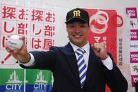 阪神からドラフト７位で指名され笑顔を見せる四国ＩＬ・徳島の石井