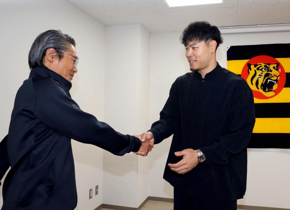 　嶌村球団本部長（左）から激励を受ける佐藤輝（撮影・山口登）