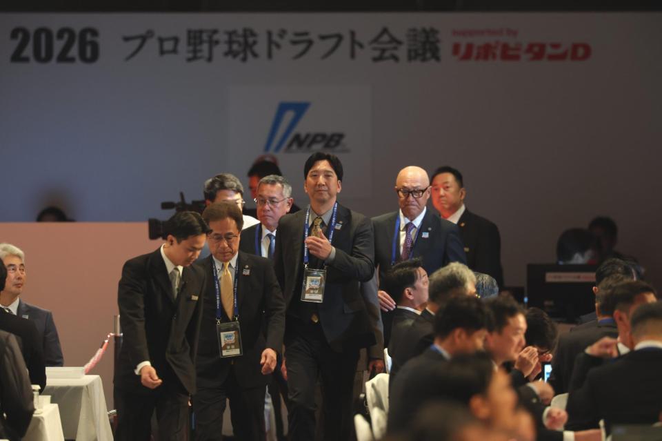 入場する藤川監督（中央）＝撮影・棚橋慶太