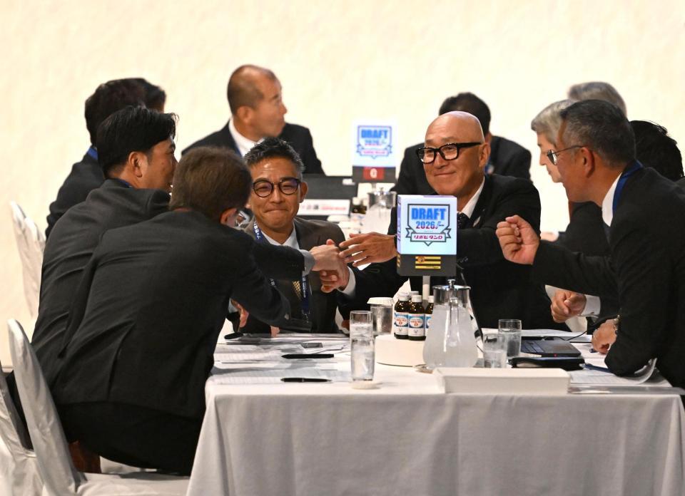 明大・榊原七斗を単独指名して握手する藤川監督ら阪神首脳陣（撮影・堀内翔）