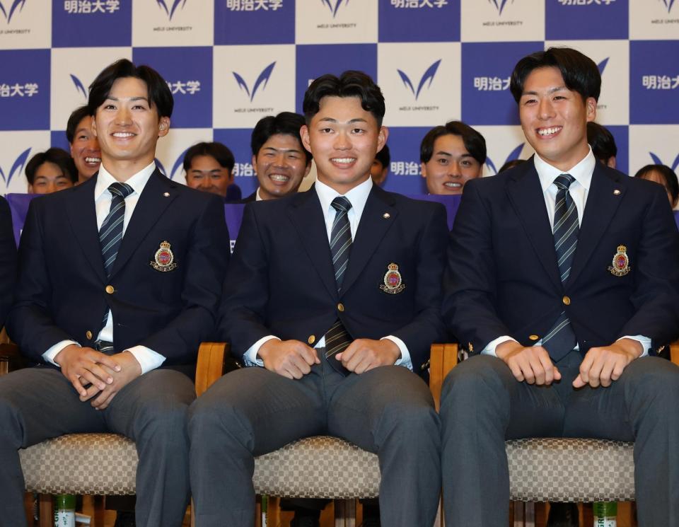 阪神から１位指名され、笑顔を見せる明大の榊原七斗（中）