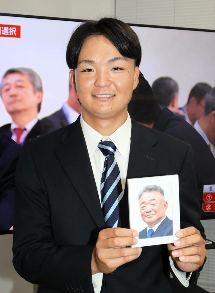 恩師の遺影とともに笑顔を見せる常深颯大