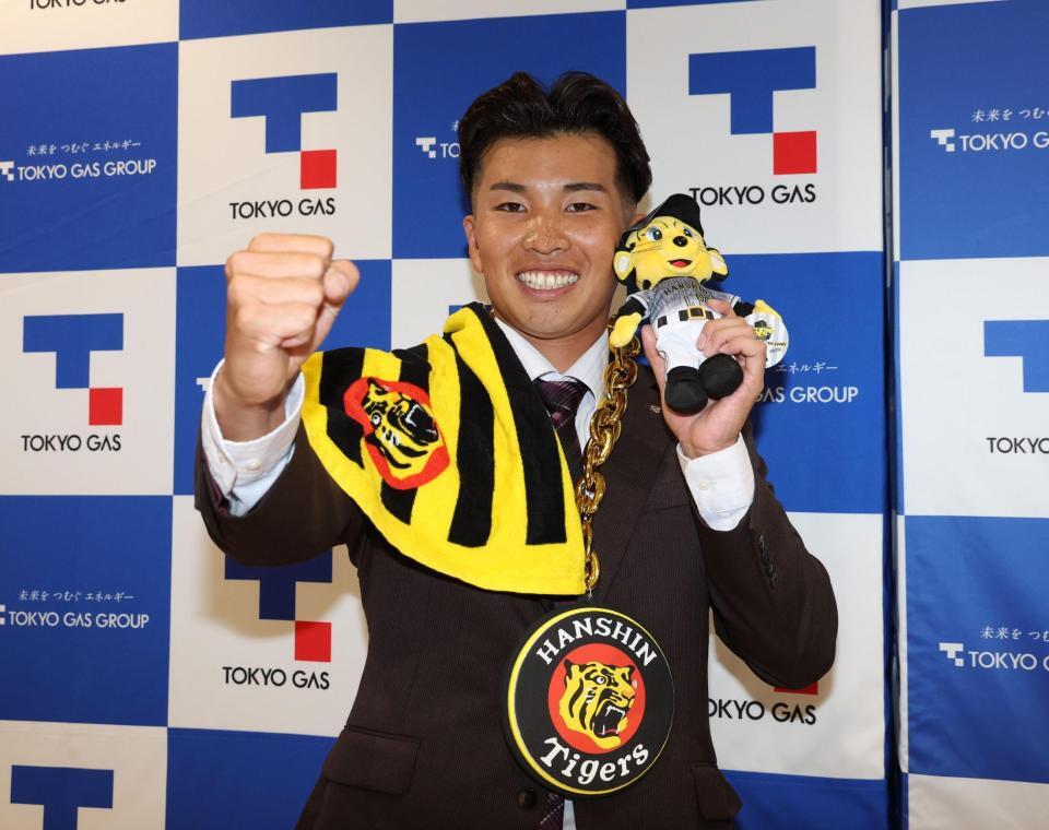 ６位指名に喜ぶ東京ガス・越川海翔（撮影・佐々木彰尚）