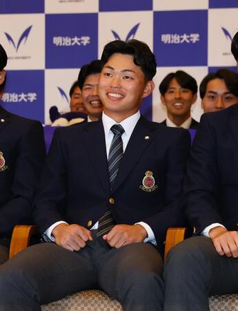 阪神からドラフト１位指名を受け、笑顔を見せる明大・榊原七斗（撮影・中島達哉）