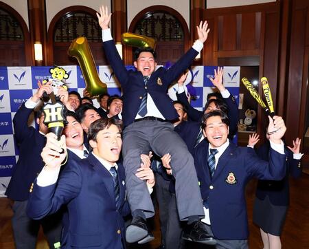 　阪神からドラフト１位指名を受け、胴上げされる明大・榊原（撮影・中島達哉）