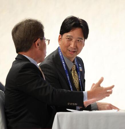 ドラフト会議で笑顔を見せる藤川監督（撮影・西岡正）