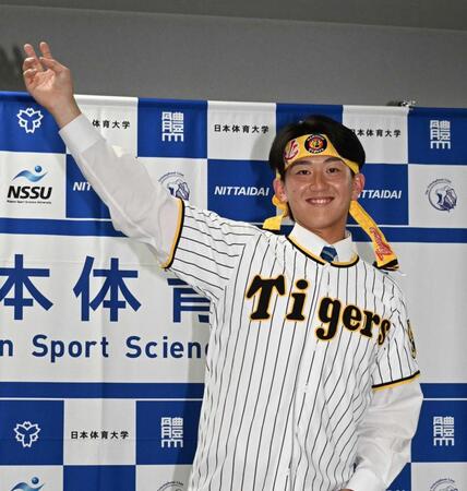 笑顔でシャドーをする阪神２位指名の日体大・馬場拓海（撮影・持木克友）