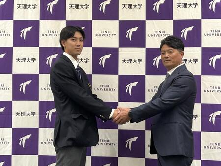 天理大・的場（左）と監督