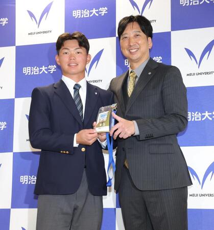 藤川監督（右）と並んで笑顔を見せる阪神１位の明大・榊原七斗（撮影・西岡正）