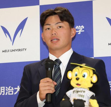 指名あいさつを終え、会見する阪神１位の明大・榊原七斗（撮影・西岡正）