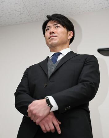 戦力外通告を受け、会見する長坂（撮影・田中太一）