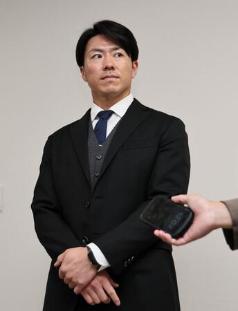 戦力外通告を受け、会見する長坂（撮影・田中太一）