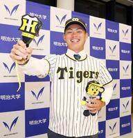　笑顔で記念撮影に応じる明大・榊原（撮影・中島達哉）