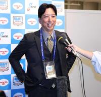 　会見で笑顔を見せる藤川監督（撮影・棚橋慶太）