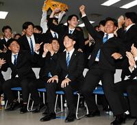 　阪神に２位指名され、チームメートから祝福される日体大・馬場（中央）＝撮影・持木克友