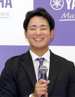 阪神から４位指名され、笑顔で記者会見するヤマハの相羽寛太