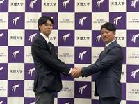 天理大・的場（左）と監督
