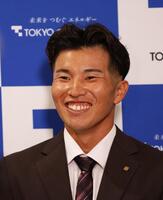 笑顔を見せる阪神６位指名・越川海翔（撮影・佐々木彰尚）