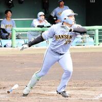 　３回、先制３ランを放つ高寺（撮影・藤丸紘生）