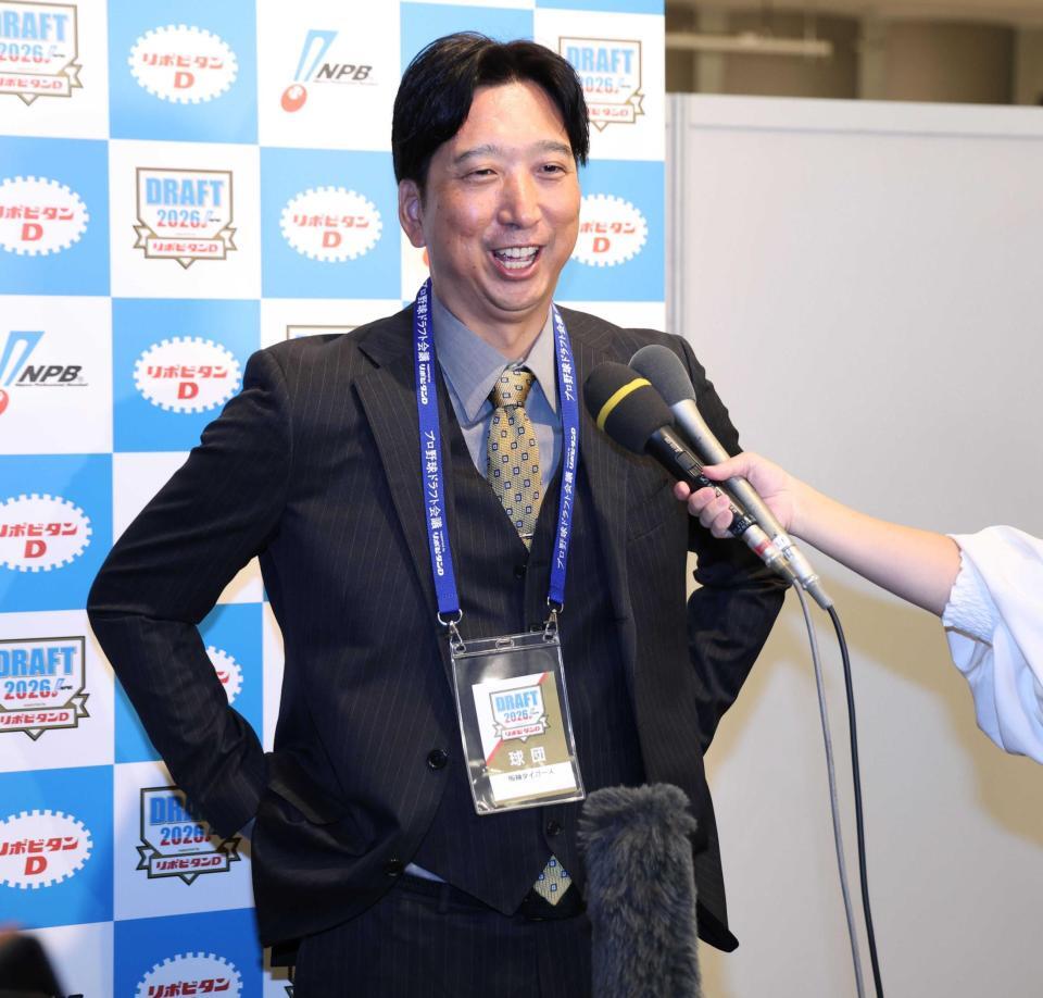 　会見で笑顔を見せる藤川監督（撮影・棚橋慶太）