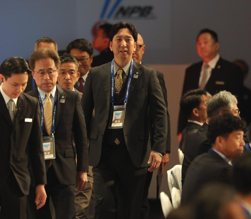 入場する阪神・藤川球児監督ら関係者＝東京・グランドプリンスホテル新高輪（撮影・棚橋慶太）
