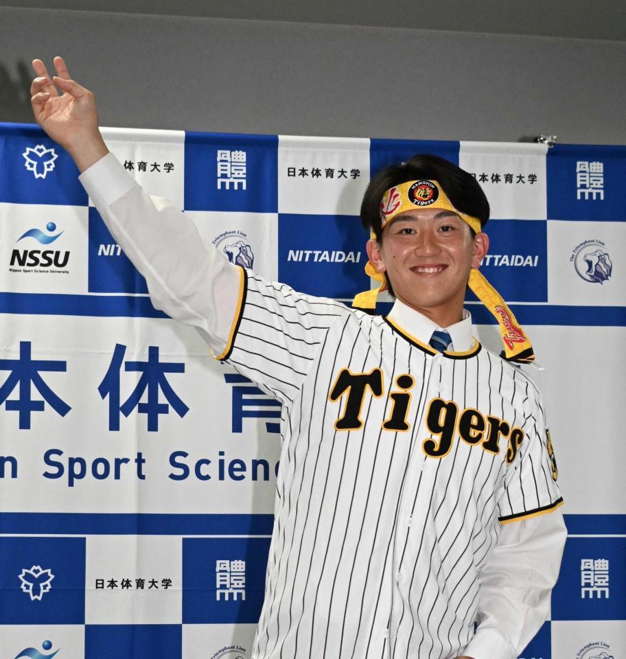 笑顔でシャドーをする阪神２位指名の日体大・馬場拓海（撮影・持木克友）