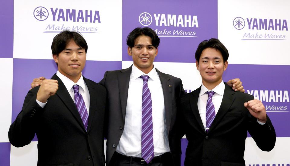 ３人が指名され笑顔を見せるヤマハの（左から）中日６位の清水智裕、西武３位の沢山優介、阪神４位の相羽寛太