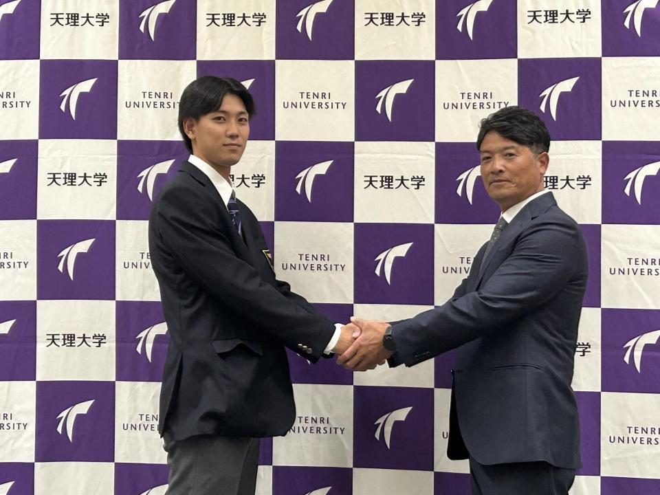 天理大・的場（左）と監督